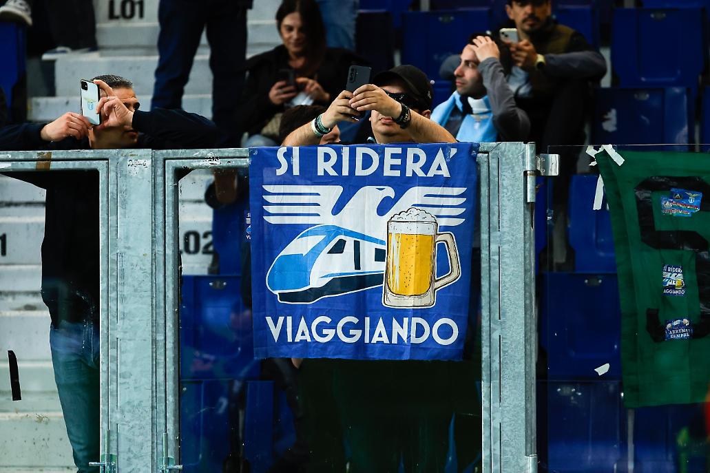 Uno striscione laziale