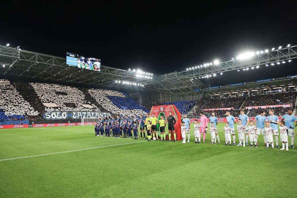 Le squadre al centro del campo