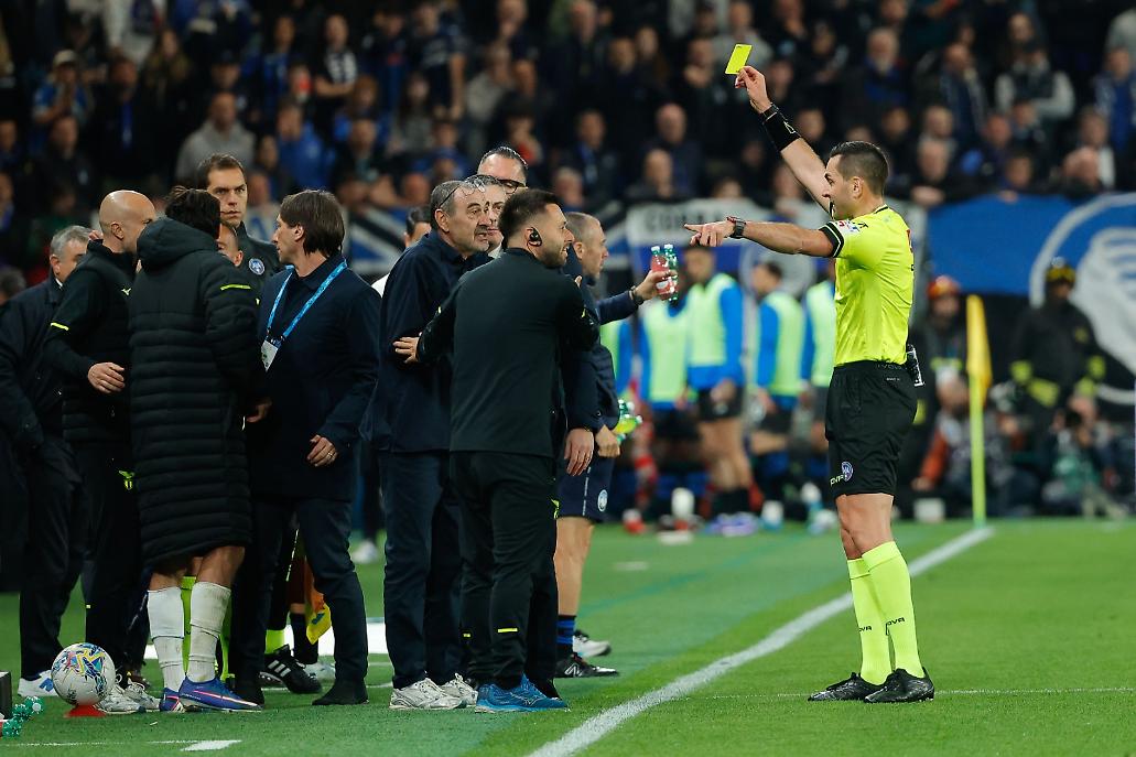 L'ammonizione a Sarri in panchina