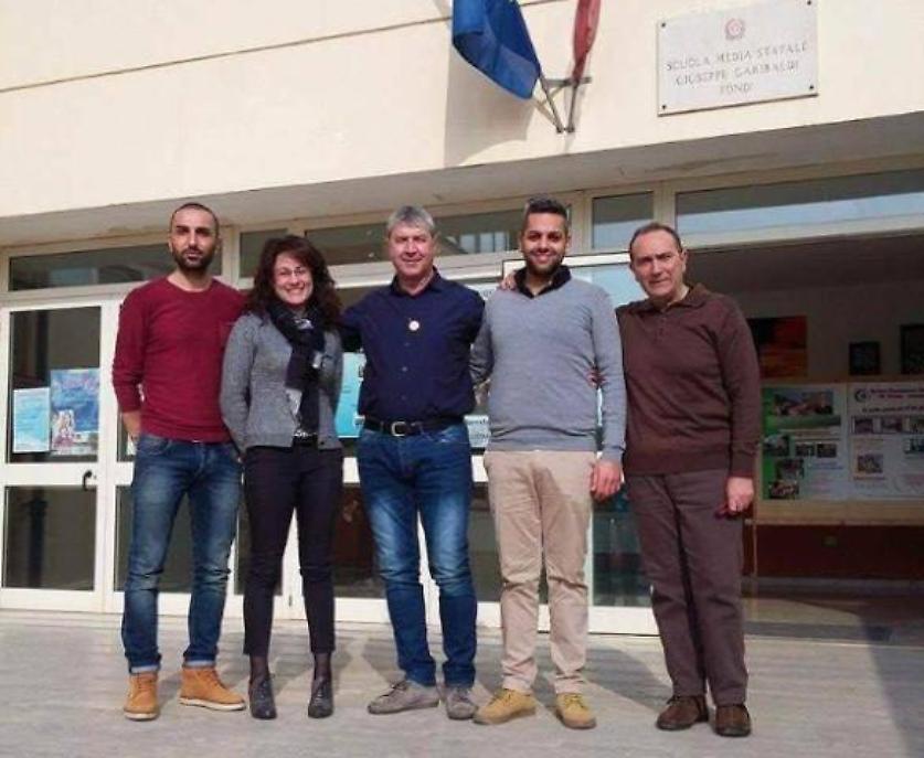 da sinistra: Appio Antonelli (Portavoce del M5S a Fondi), Dott.ssa Daniela Patrizio (Dirigente Scolastico I.C. Garibaldi di Fondi), Bruno Sepe (attivista del Meetup â€œI Grillini Fondaniâ€), Antonio D'Ambrosio (attivista e Organizer del Meetup â€œI Grill
