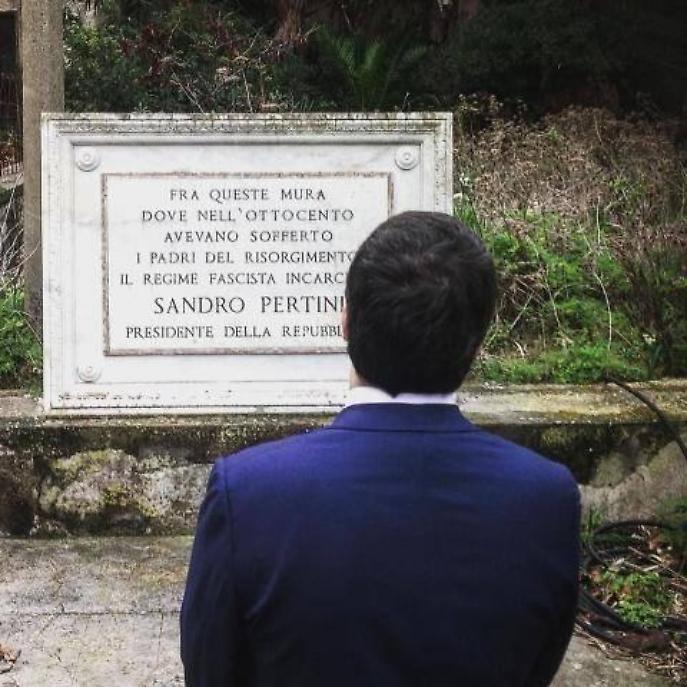 Il premier Matteo Renzi a Ventotene (Twitter/Filippo Sensi)