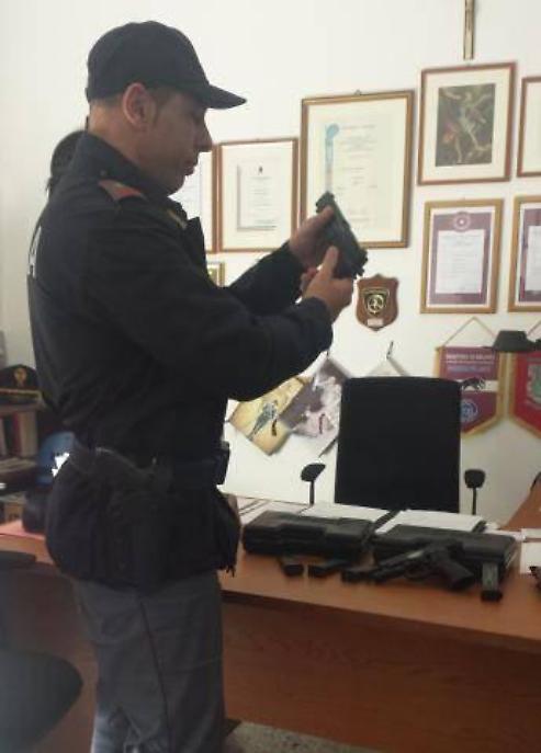 Le armi sequestrate all'uomo