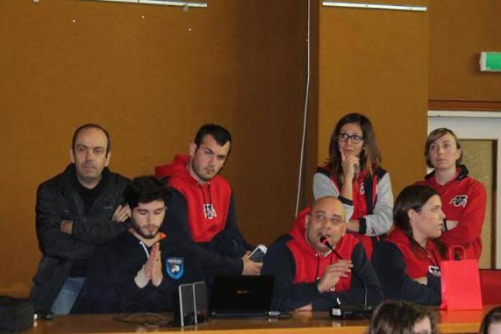 Coach Fabio Bagni (al microfono) insieme agli altri allenatori coinvolti nell'organizzazione 