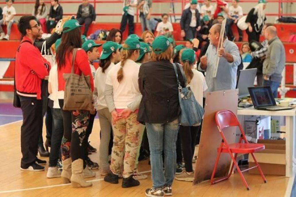Gli alunni incuriositi davanti a uno degli stand delle aziende partner del progetto