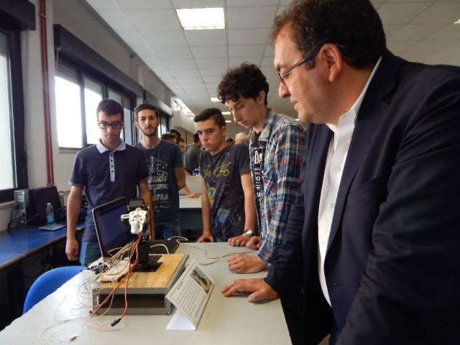 Il sindaco Terra guarda il progetto di alcuni studenti 