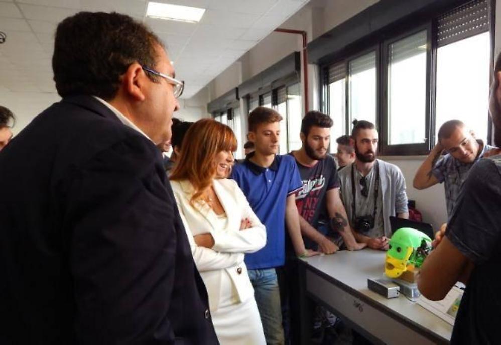 Il sindaco Terra e il dirigente scolastico Viviana Bombonati a colloquio con alcuni ragazzi