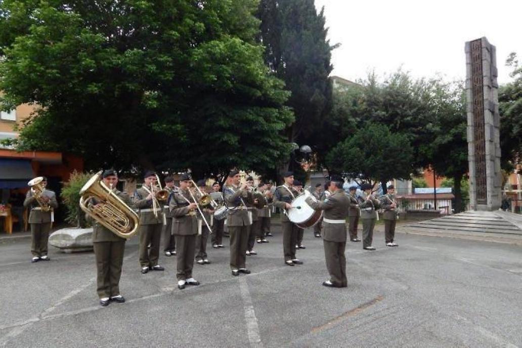 La banda dell'Esercito in piazza della Repubblica