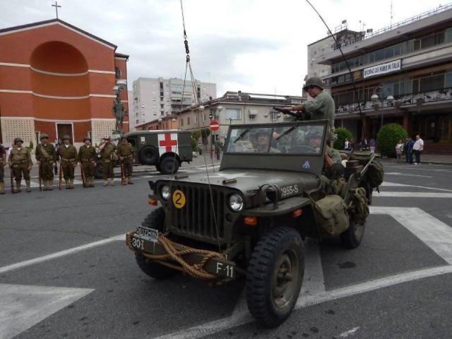 I mezzi militari d'epoca sfilano in piazza 