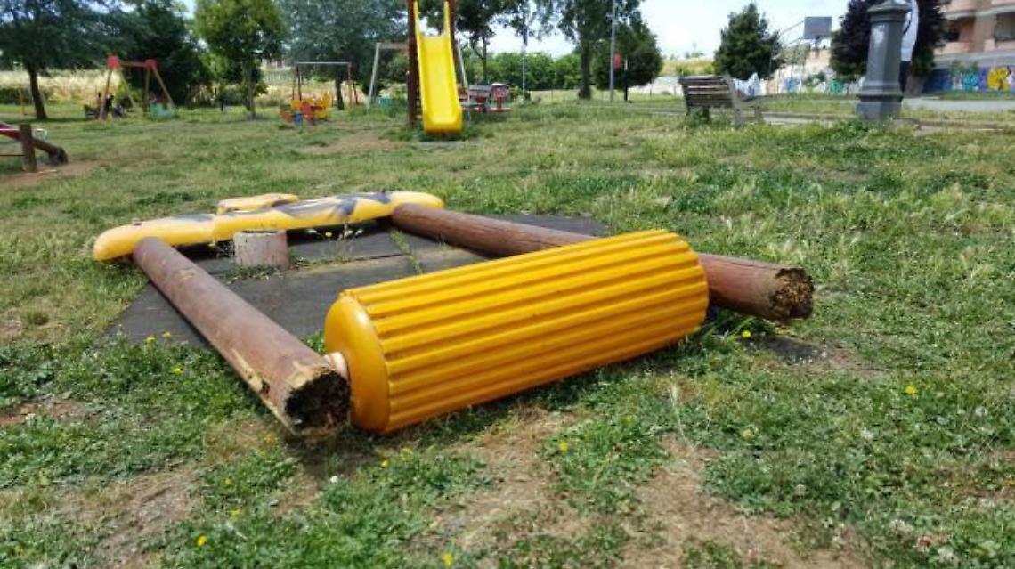 Uno dei giochi distrutti nel parco 