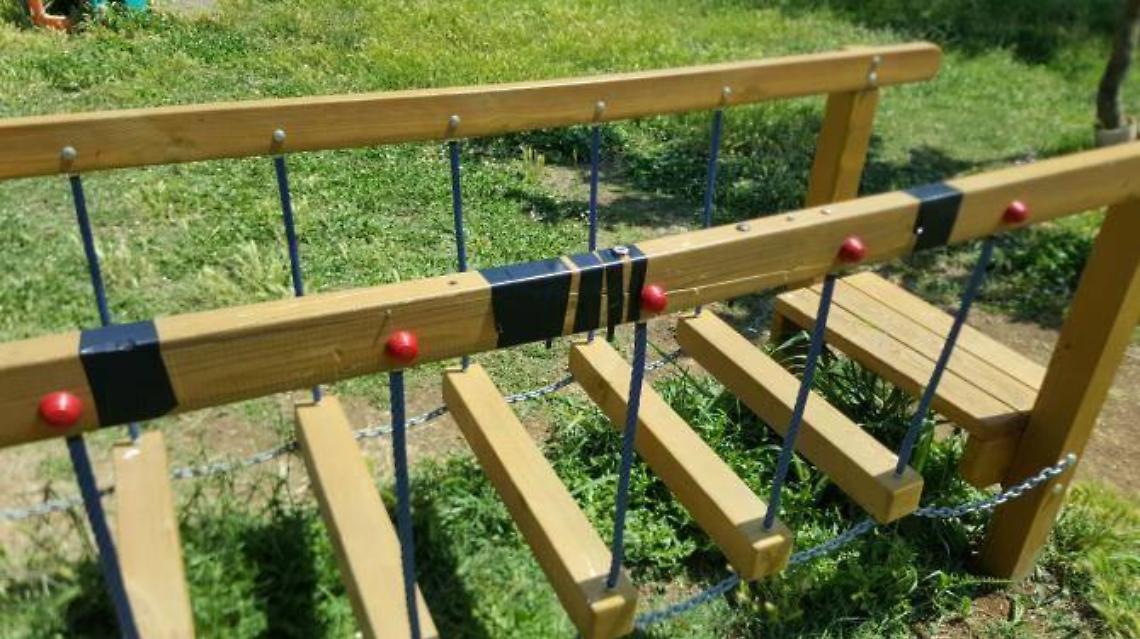 Il ponticello riparato con nastro adesivo e bulloni dai volontari dal comitato di quartiere 