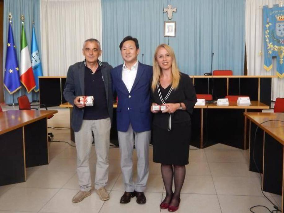 Mario Forconi ed Eva Torselli in aula consiliare con l'amministratore coreano