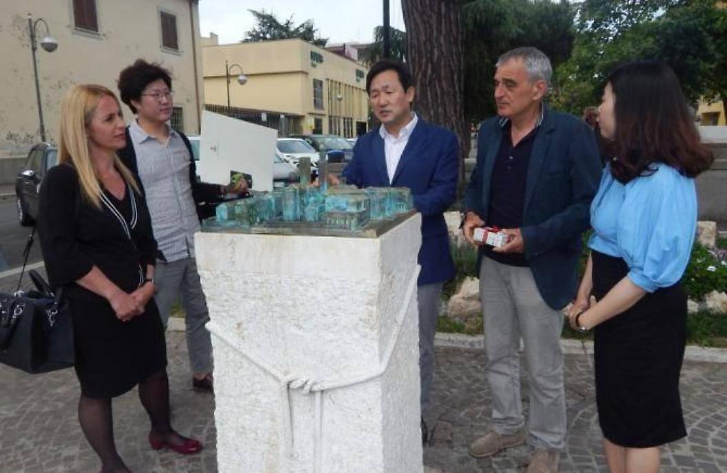La delegazione davanti al monumento in bronzo realizzato realizzato da Claudio Cottiga