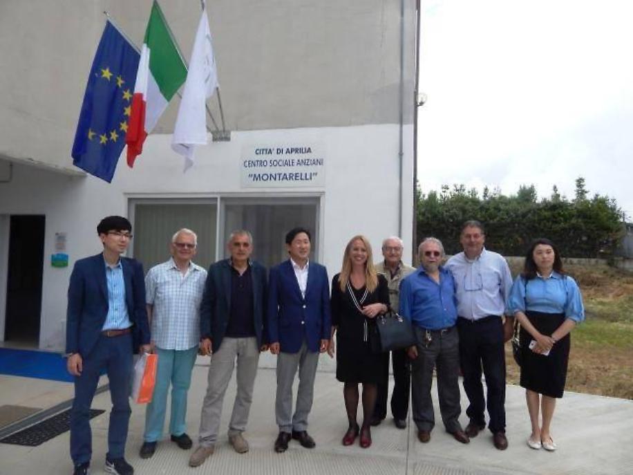 La delegazione al centro anziani del quartiere Montarelli