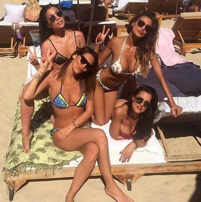 Cristina Buccino a Ibiza con un gruppo di amiche