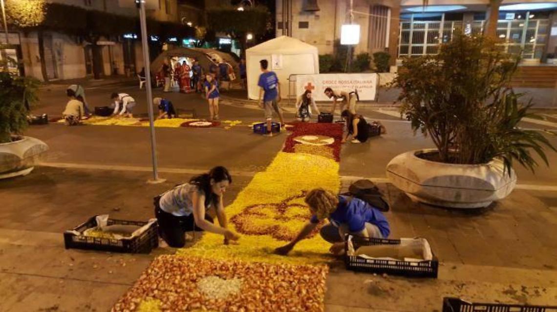 Delle volontaria all'opera in piazza Roma 