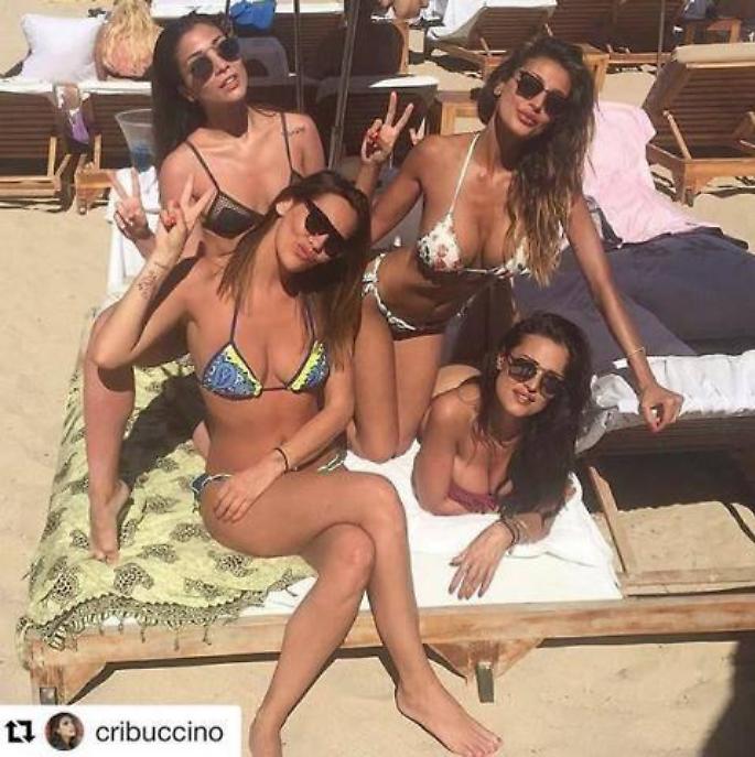 Deborah Salvalaggio a Ibiza con le amiche 
