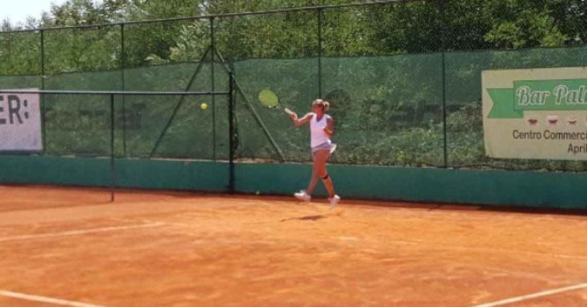 La Bondarenko colpisce di dritto