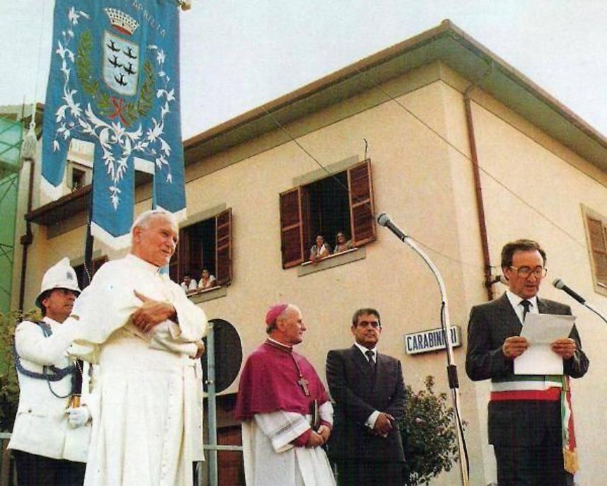 Il sindaco Gallo nel 1986 durante la visita ad Aprilia di Papa Giovanni Paolo II 