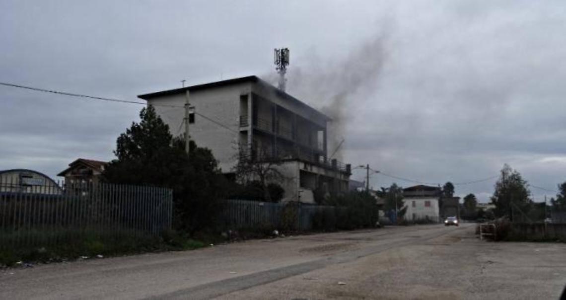 Il fumo proveniente dall'area dell'ex dogana