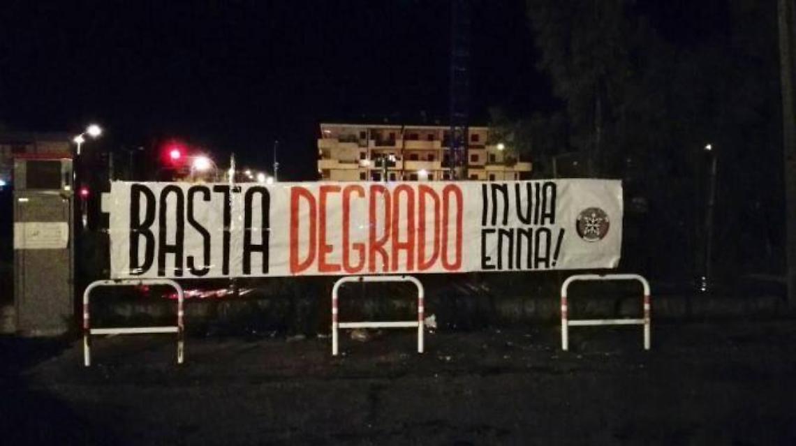 Lo striscione di Casapound in via Enna