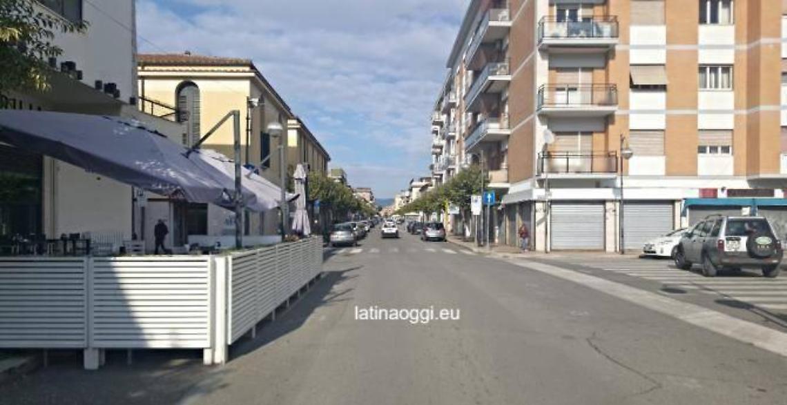 Una panoramica di via dei Lauri 