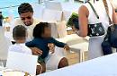 Il calciatore della Roma Leon Bailey si rilassa a Ponza: pranzo di mare al Rifugio dei Naviganti