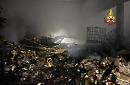 Incendio in una fabbrica dolciaria ad Aprilia: capannone distrutto e struttura dichiarata inagibile