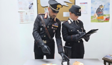 Inseguiti dai carabinieri, gettano mezzo chilo di cocaina dal finestrino dell'auto