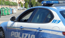 Ruba profumi in un supermercato, arrestato 24enne straniero