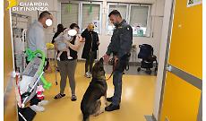 La Guardia di Finanza porta sorrisi ai bambini del Goretti