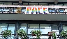 Aprilia in festa, la bandiera della pace sventola sul Comune