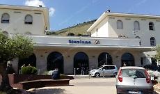 Accoltellamento alla stazione di Formia: peggiorano le condizioni della 22enne di Minturno