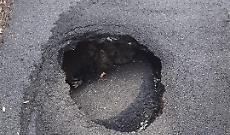 Voragine in via Acqua Solfa, la protesta dei cittadini tra rabbia e sarcasmo