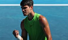 Alcaraz batte i crampi e Zverev al quinto set: prima finale nella terra dei canguri