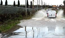 Via del Giglio: strada pericolosa tra buche e ponte che crolla