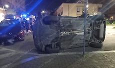 Aprilia, incidente a Largo delle Rose: Nissan Qashqai si ribalta dopo lo scontro