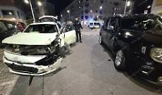 Scontro all'incrocio, soccorsi per una donna e la figlia piccola