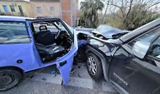 Sbanda e provoca un frontale sulla Pontina, uno dei feriti &egrave; grave