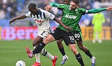 Il Sassuolo frena in dieci la corsa Champions dell'Atalanta: 2-1 il finale