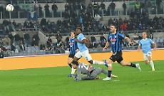 La Lazio va avanti due volte, ma l'Atalanta riesce a rimontare: all'Olimpico finisce 2-2