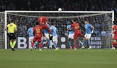 Hojlund e Politano ribaltono il Lecce: al "Maradona" finisce 2-1