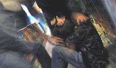 Lo disturba durante la notte, gli stacca un dito a morsi