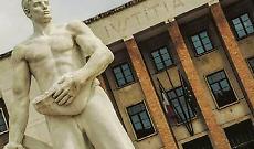 Aizza il pitbull per rapinare un uomo, rinviato a giudizio