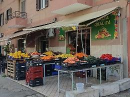 Nuova chiusura per la frutteria, riapertura beffa