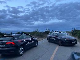 Armato di pistola minaccia due coniugi sulla spiaggia e poi scappa