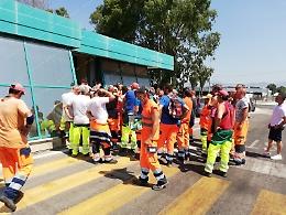 Abc Latina, i lavoratori tornano a protestare: "Rifiuti, città al collasso"