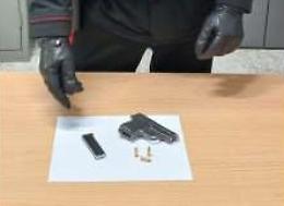 Trovano la pistola con la matricola abrasa e lo arrestano