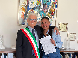 Conquista la cittadinanza italiana, la foto ricordo con il sindaco
