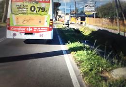 Urtato da un pullman finisce nel fosso, ferito un ciclista