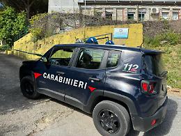 Vandali entrano nella scuola e danneggiano i dipinti degli alunni